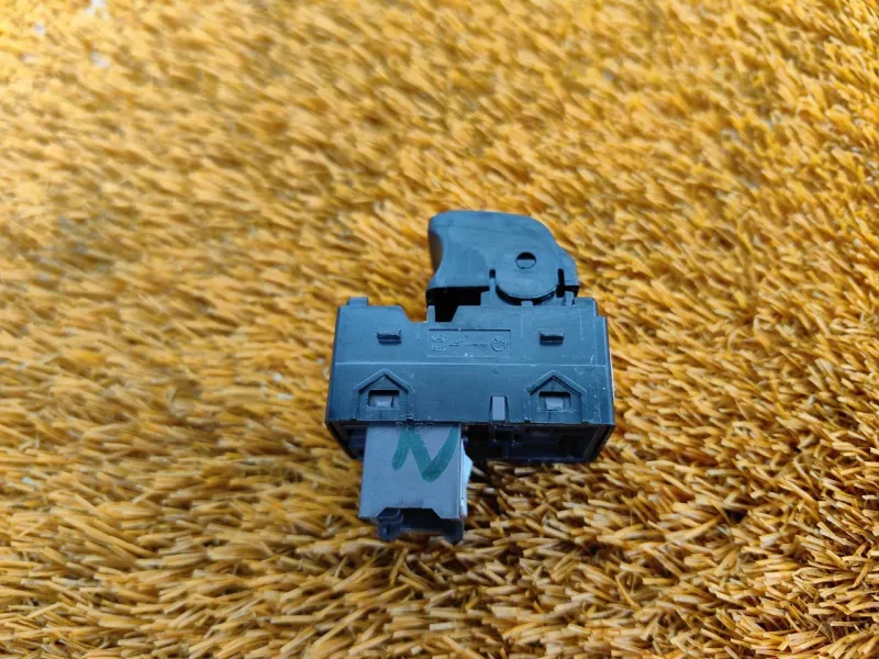 Кнопка стеклоподъемника