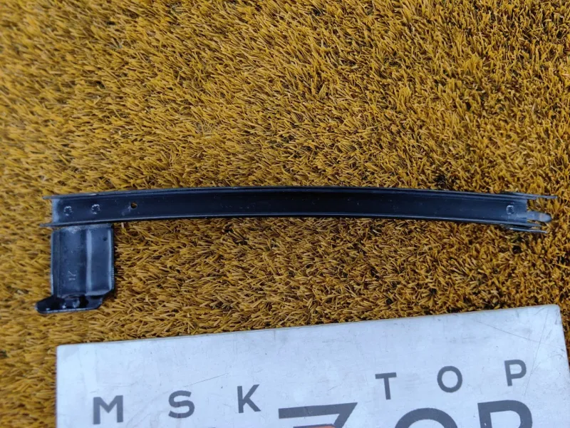 Направляющая стекла двери