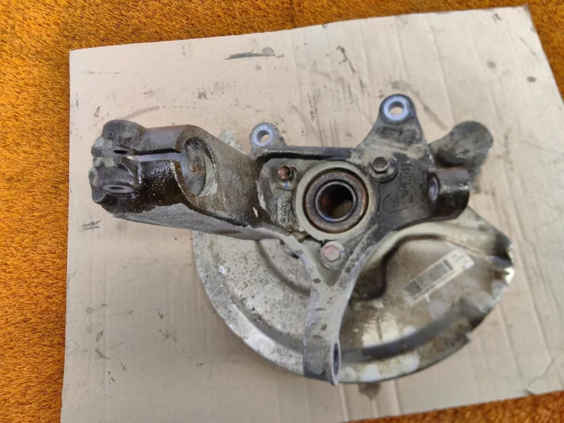 Кулак поворотный