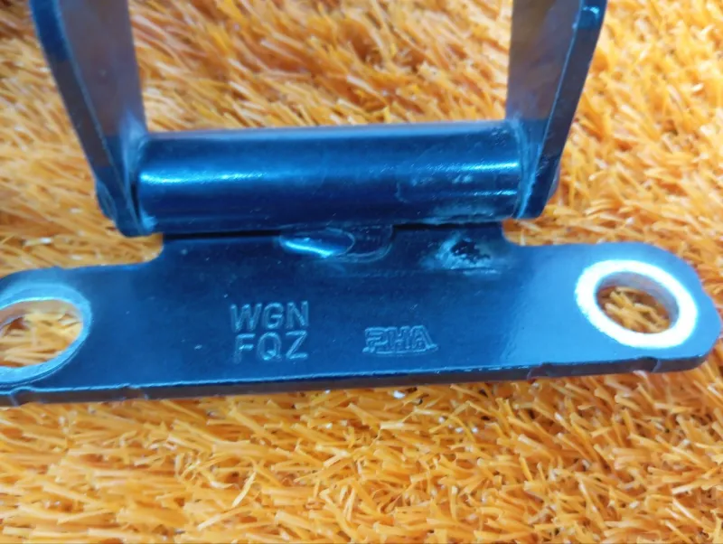 Петля двери багажника