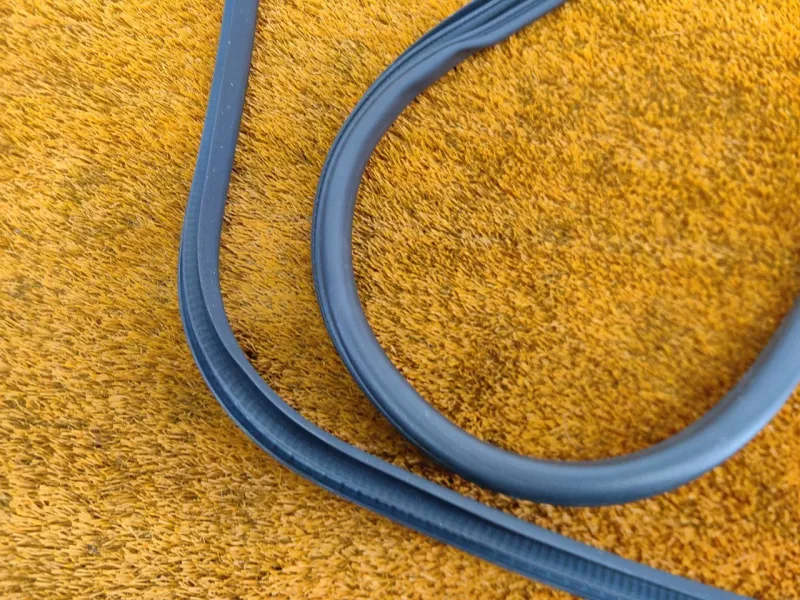 Уплотнитель проема двери