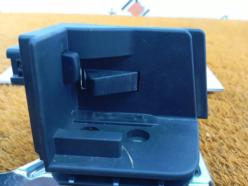 Направляющая шторки багажника