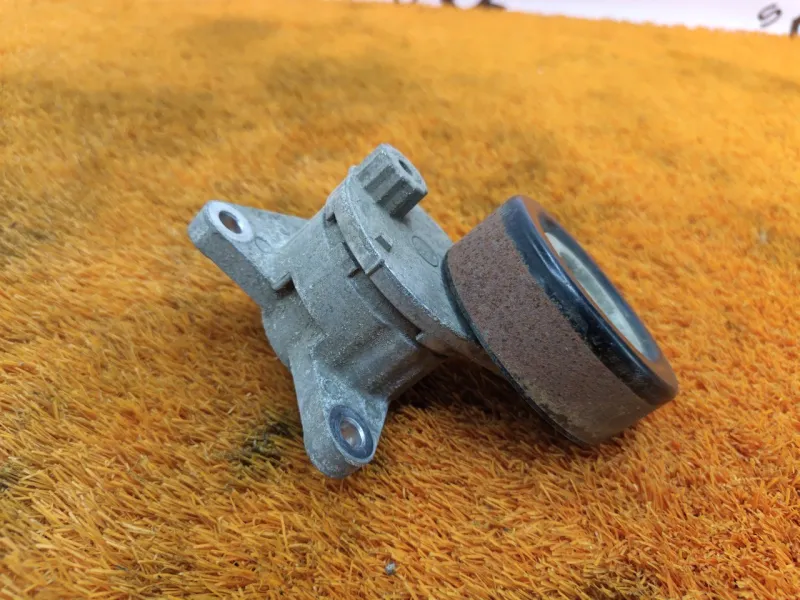 Натяжитель приводного ремня