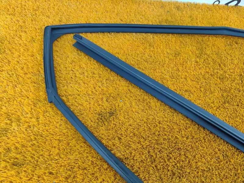 Уплотнитель стекла двери