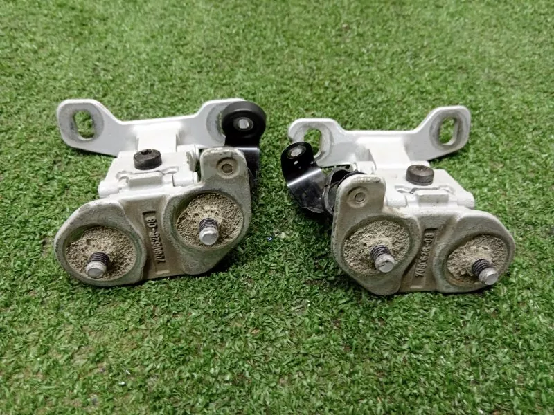 Петля двери багажника