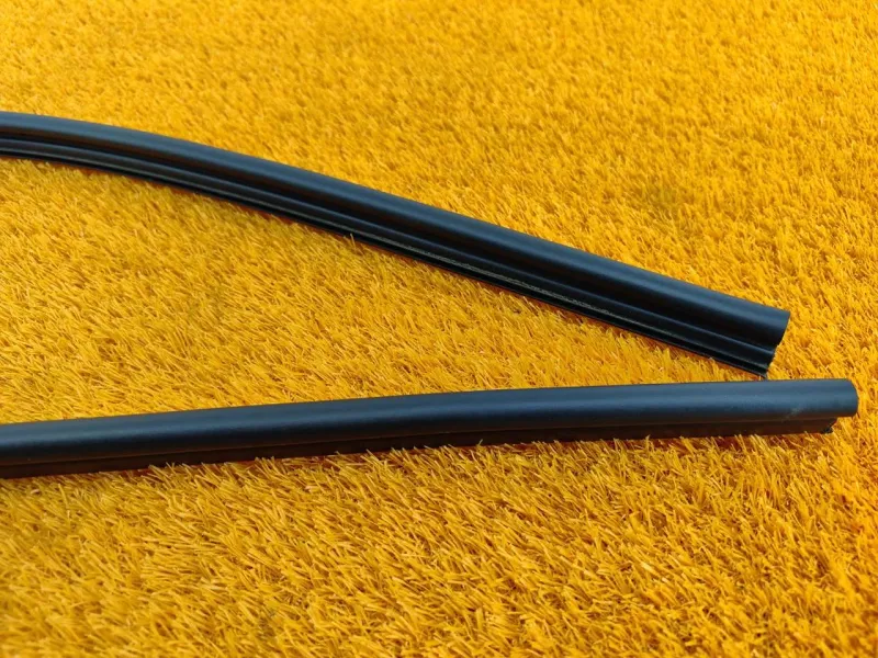 Уплотнитель капота