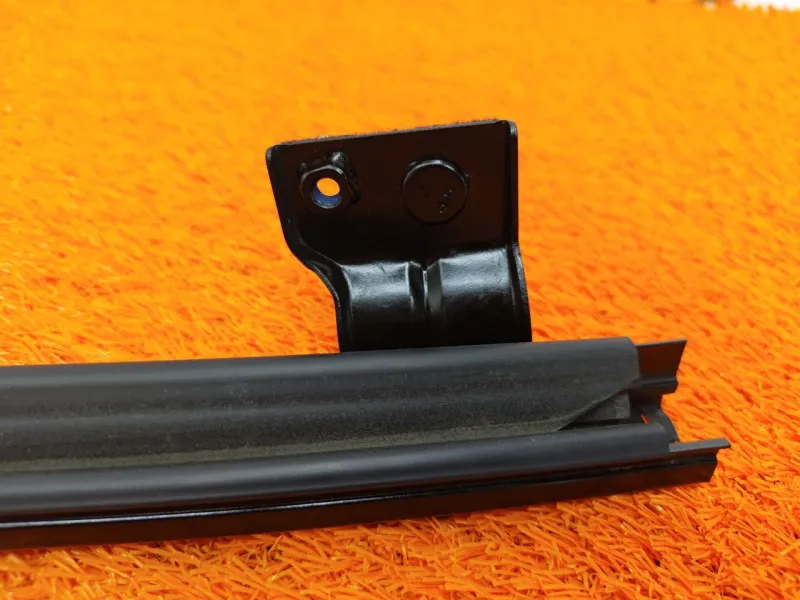 Направляющая стекла двери