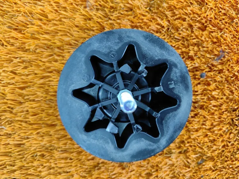 Болт крепления запасного колеса