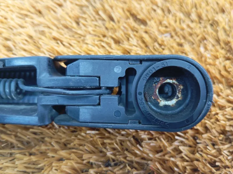 Поводок стеклоочистителя багажника