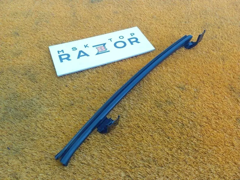 Направляющая стекла двери