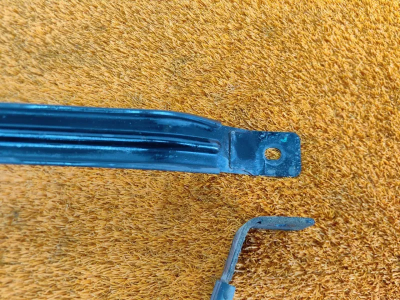 Крепление топливного бака