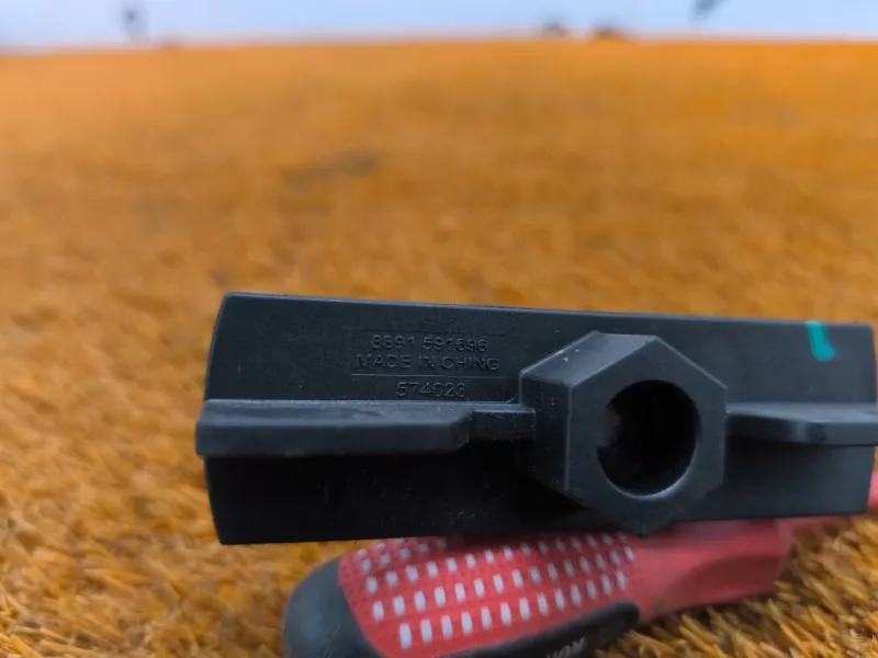 Болт крепления запасного колеса