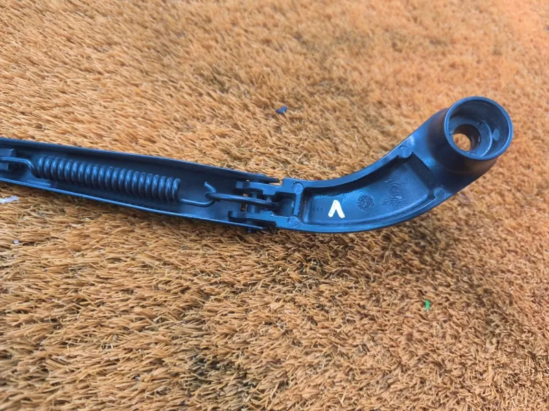 Поводок стеклоочистителя лобового стекла