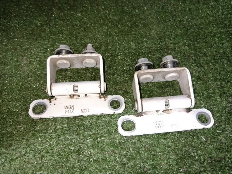 Петля двери багажника