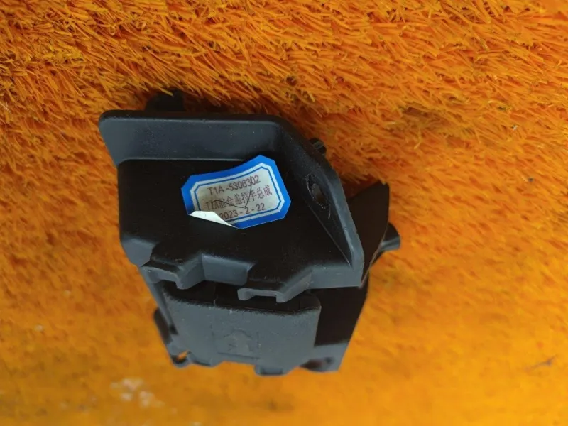 Ручка открывания капота