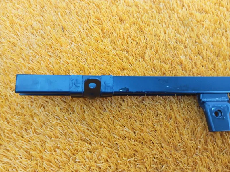 Направляющая стекла двери