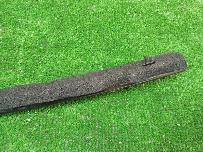 Направляющая стекла двери