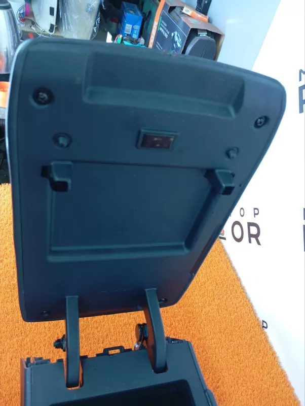 Подлокотник