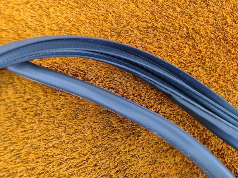 Уплотнитель проема двери