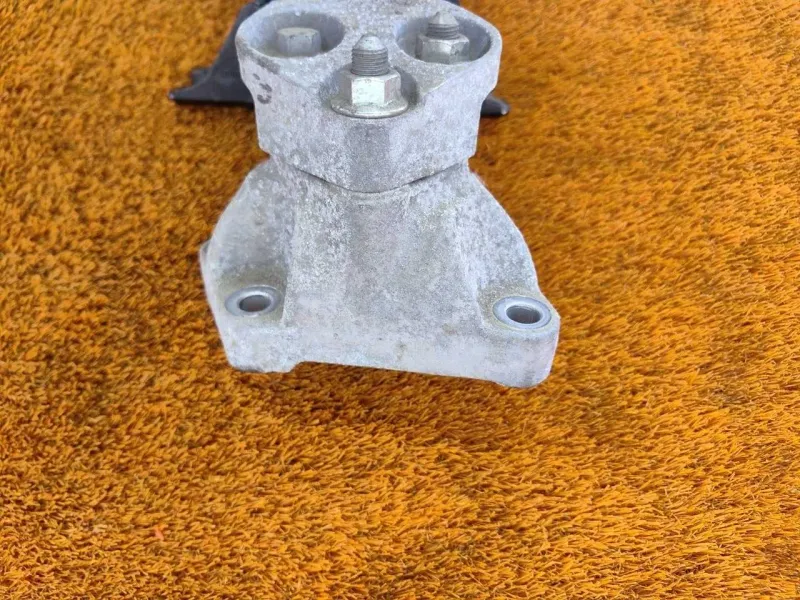 Подушка двигателя