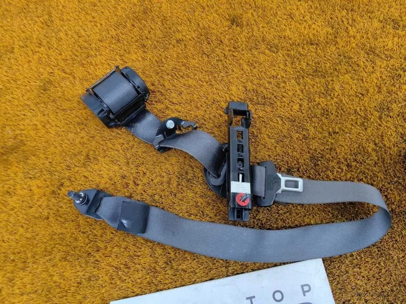 Ремень безопасности