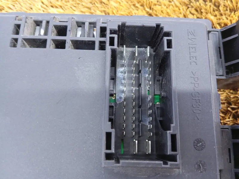 Блок предохранителей салонный