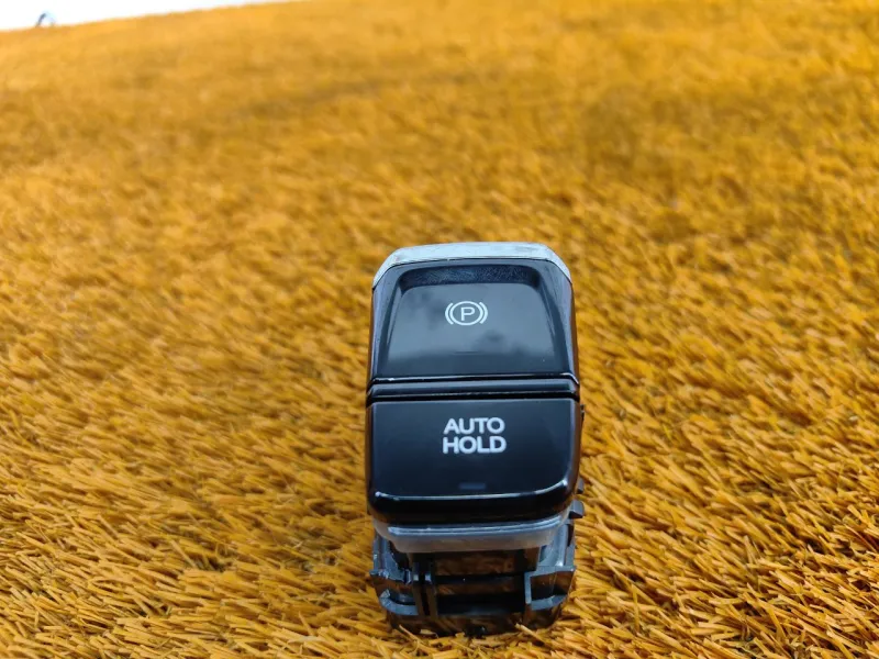 Кнопка стояночного тормоза