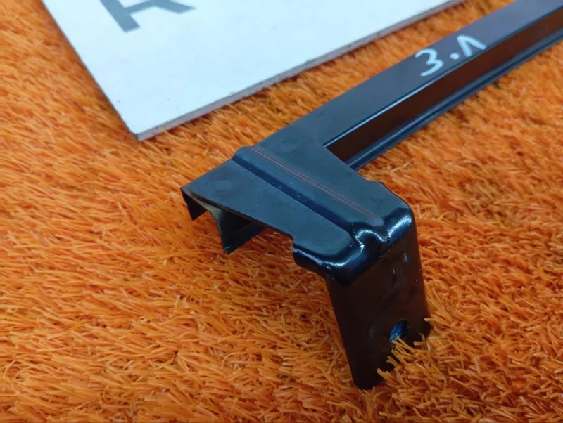 Направляющая стекла двери