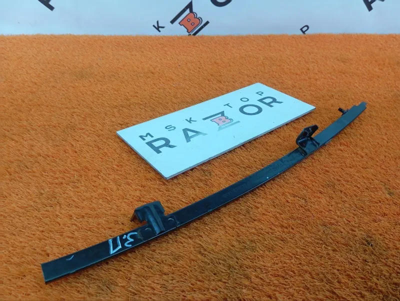 Направляющая стекла двери