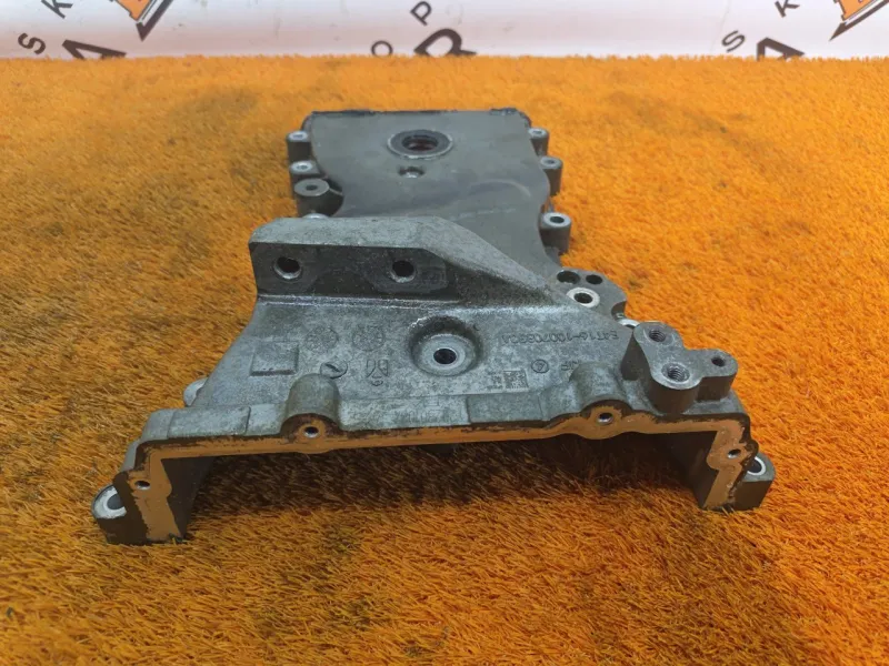 Крышка двигателя передняя