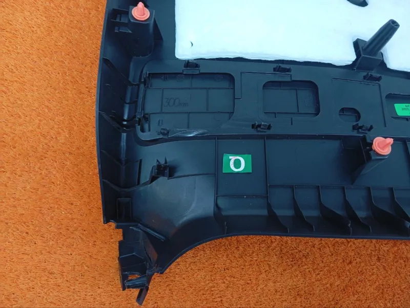 Обшивка крышки багажника