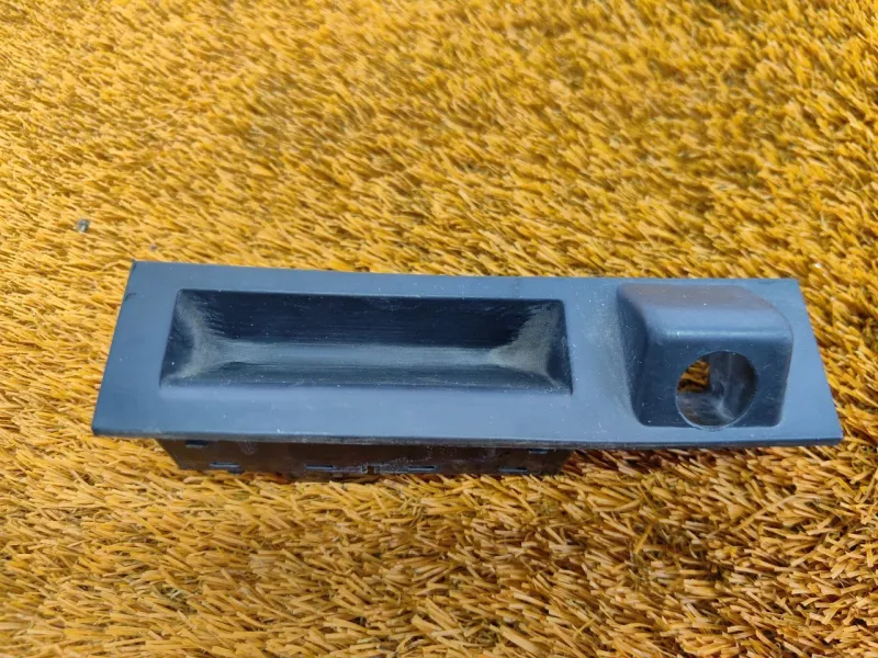 Кнопка открывания багажника