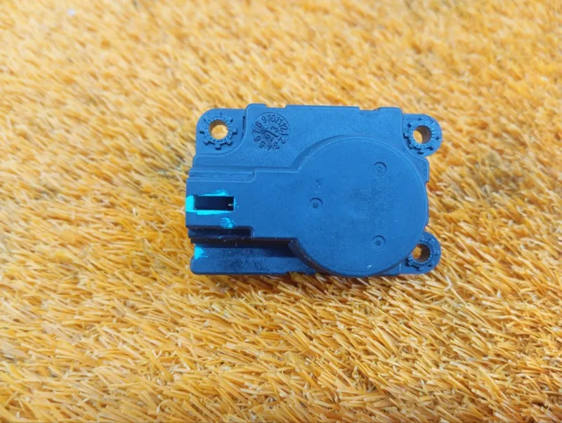 Сервопривод заслонок печки