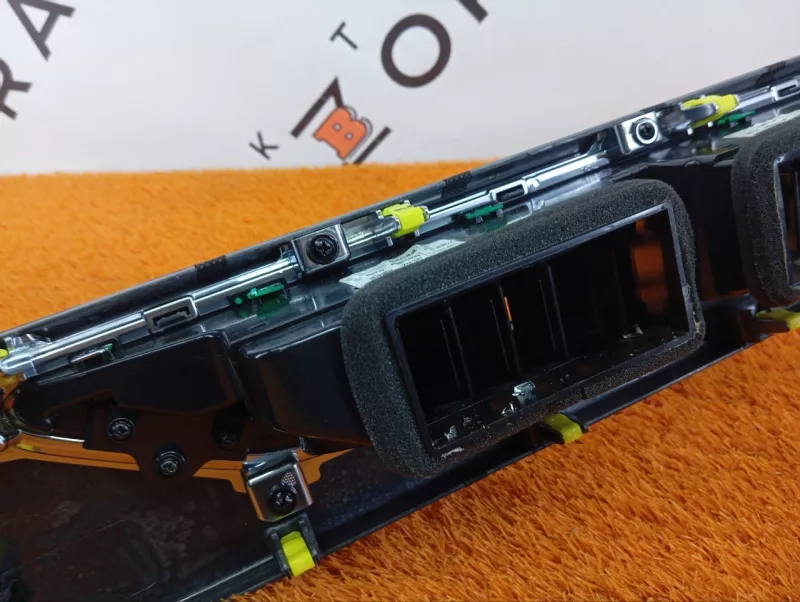 Декоративная накладка торпедо под дефлектор