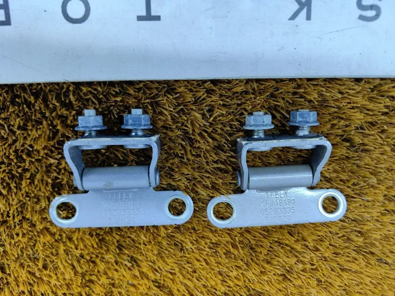 Петля двери багажника