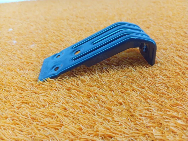 Кронштейн обшивки двери