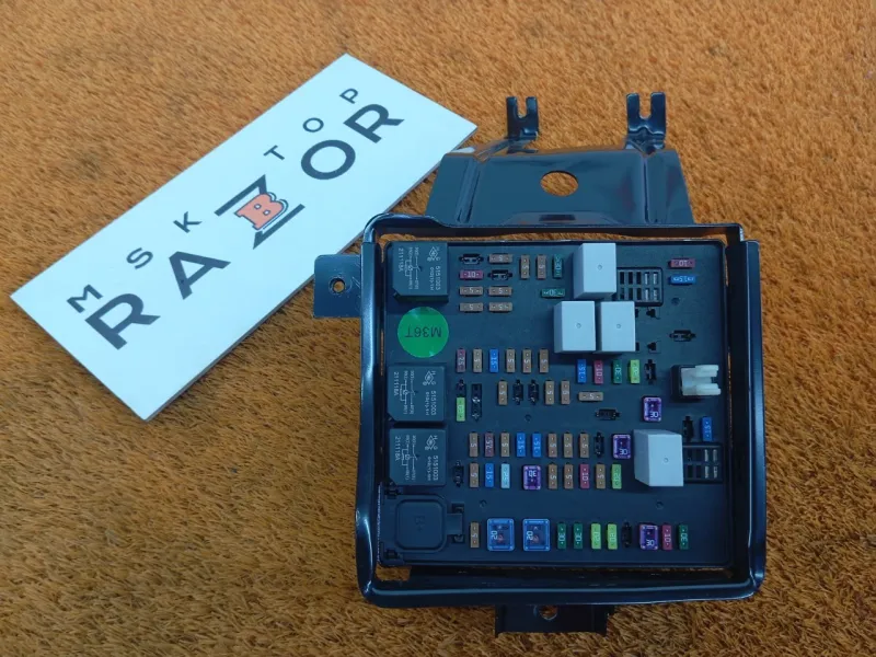 Блок предохранителей под капот