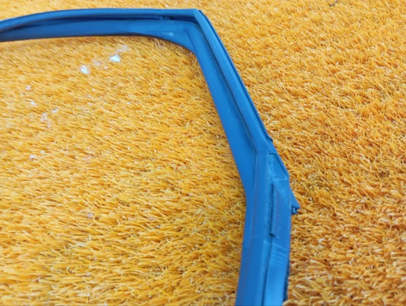 Уплотнитель стекла двери