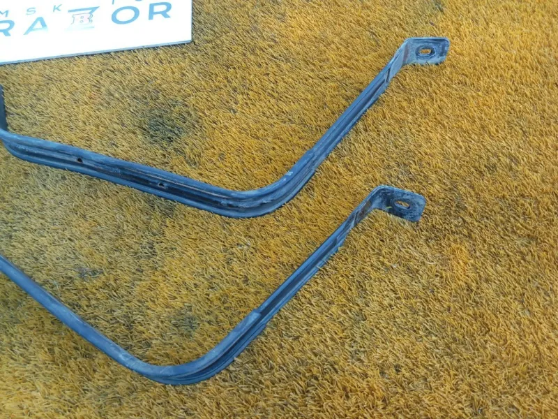 Крепление топливного бака