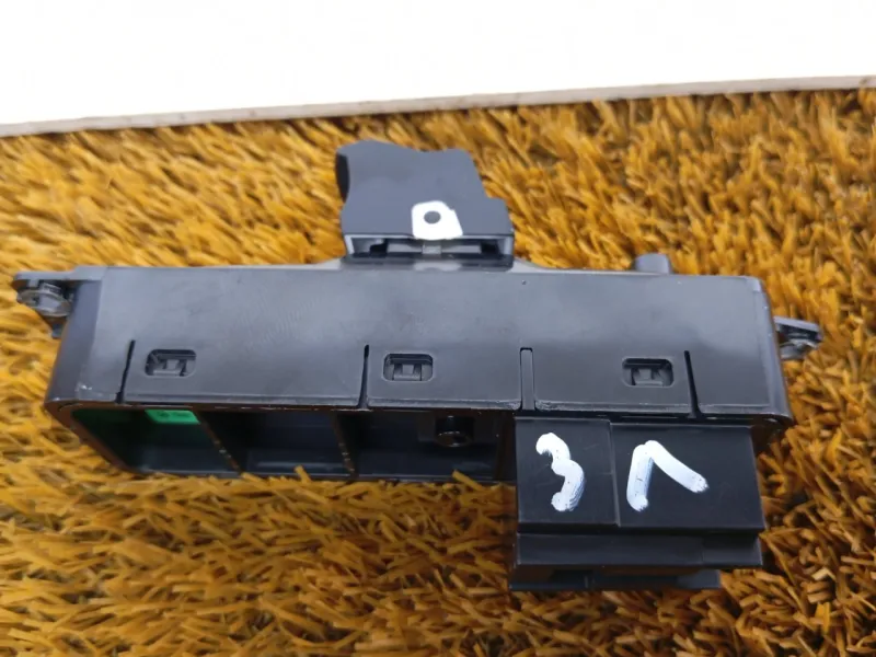 Кнопка стеклоподъемника