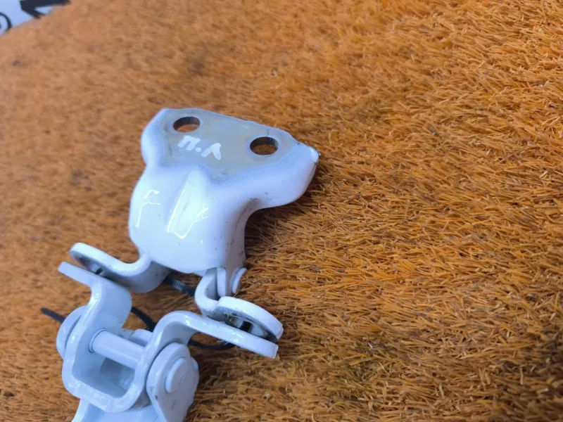 Петля двери