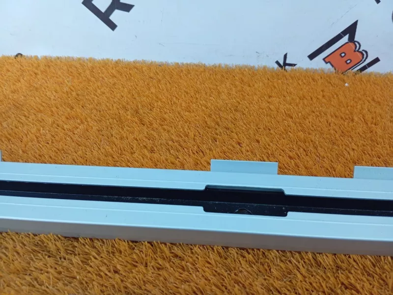 Направляющая шторки багажника