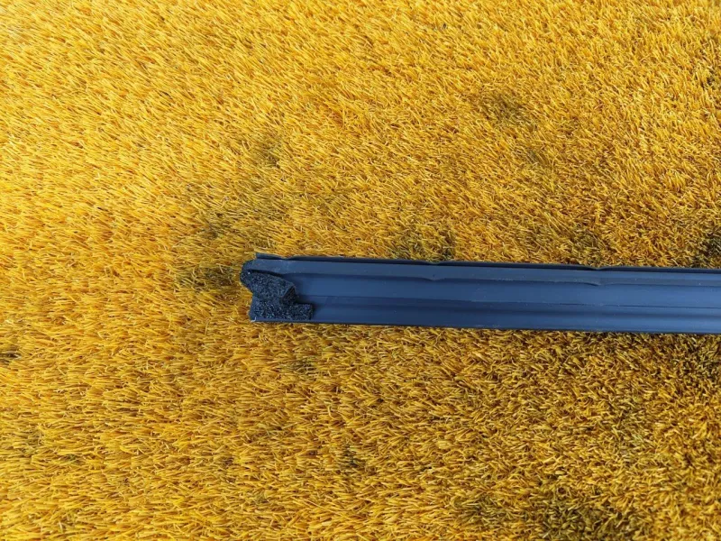 Уплотнитель стекла двери