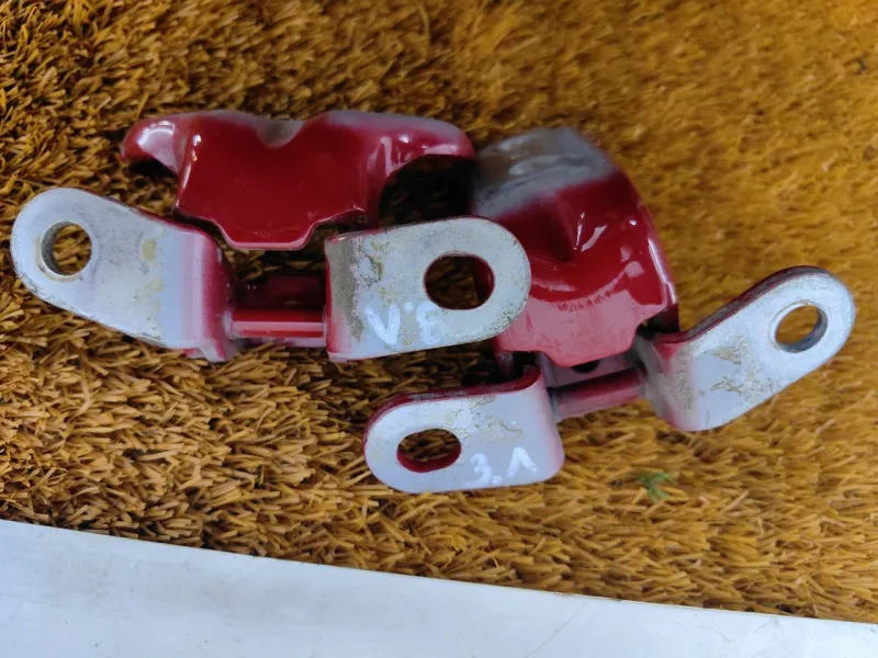 Петля двери