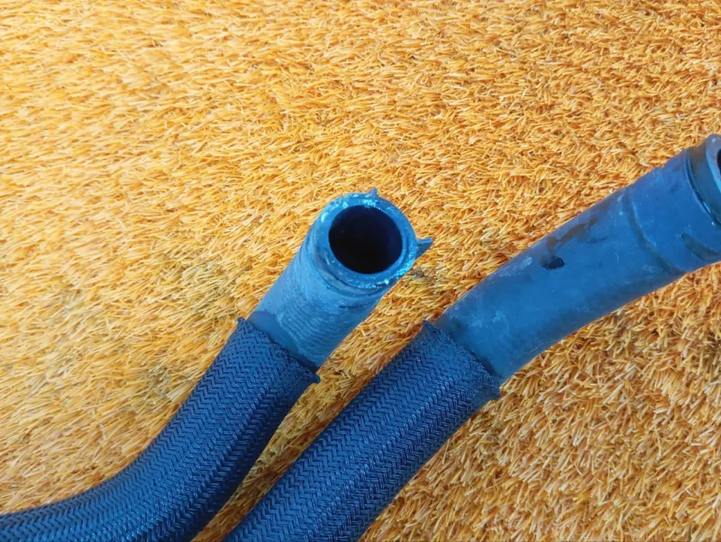 Патрубок системы охлаждения