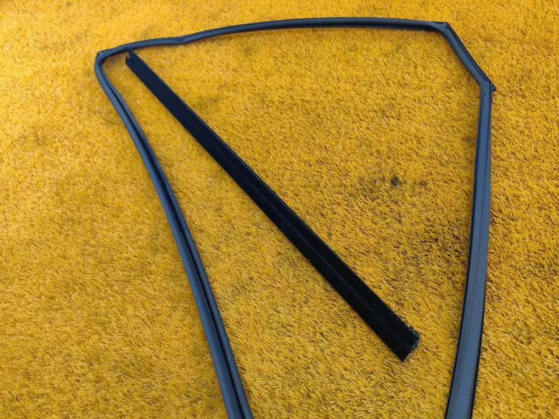 Уплотнитель стекла двери