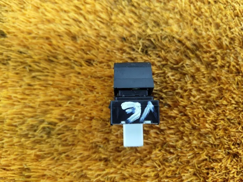 Кнопка стеклоподъемника