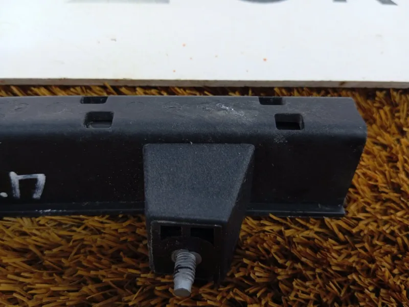 Направляющая стекла двери