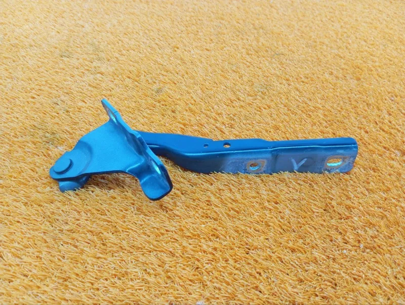 Петля капота