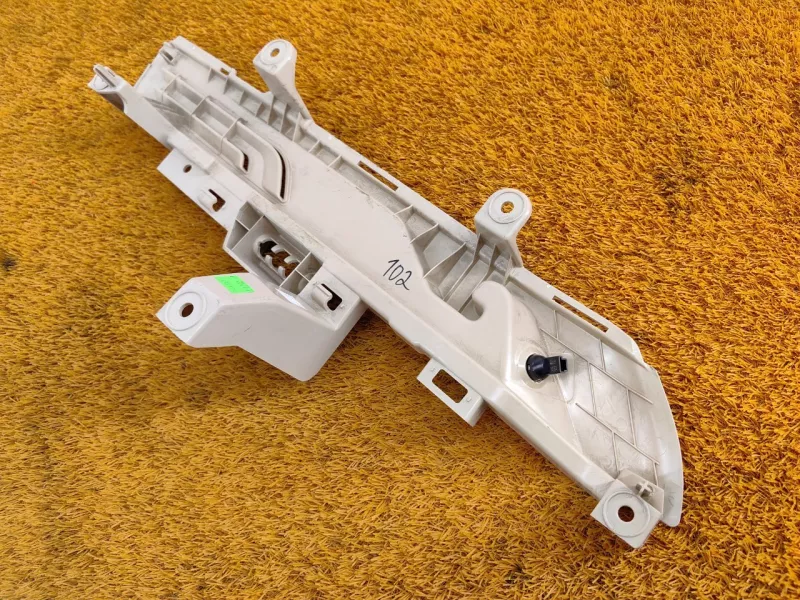 Направляющая шторки багажника